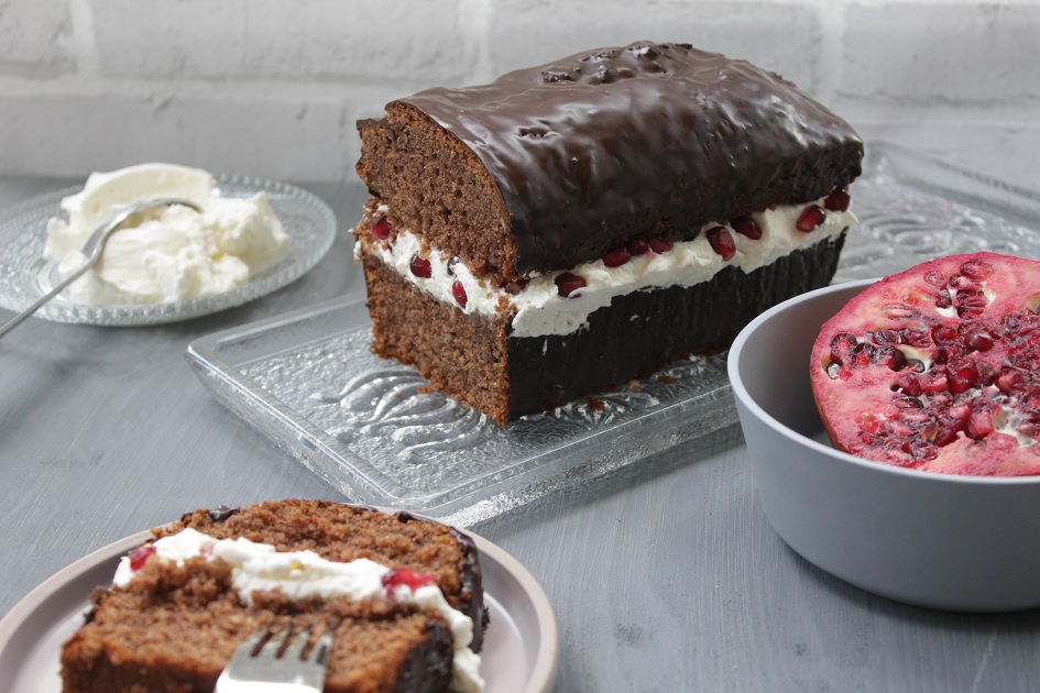 Saftiger Schokokuchen gefüllt mit Sahne und Granatapfelkernen