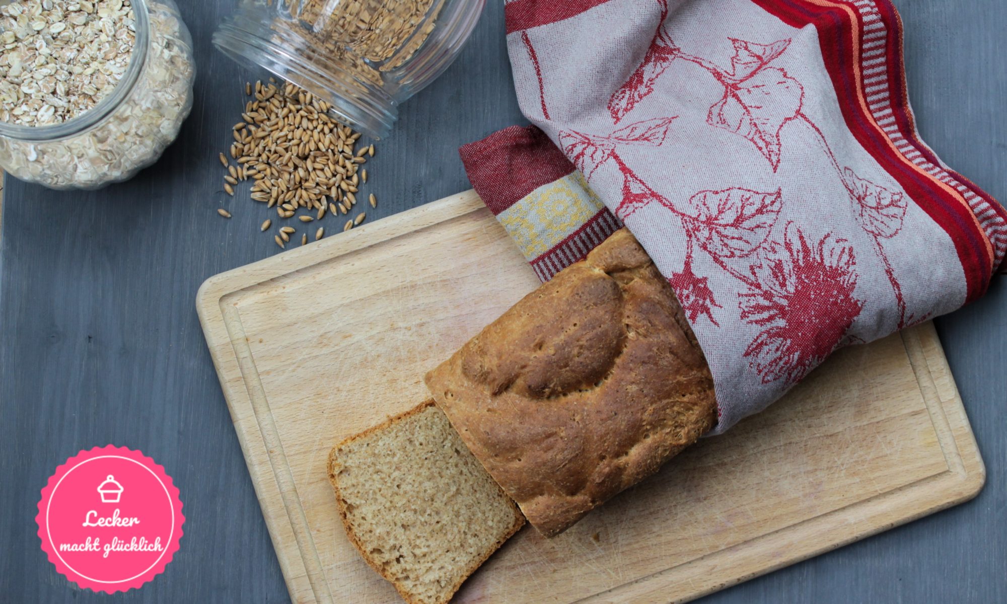 aufgeschnittener Vollkorntoast auf Holzbrett