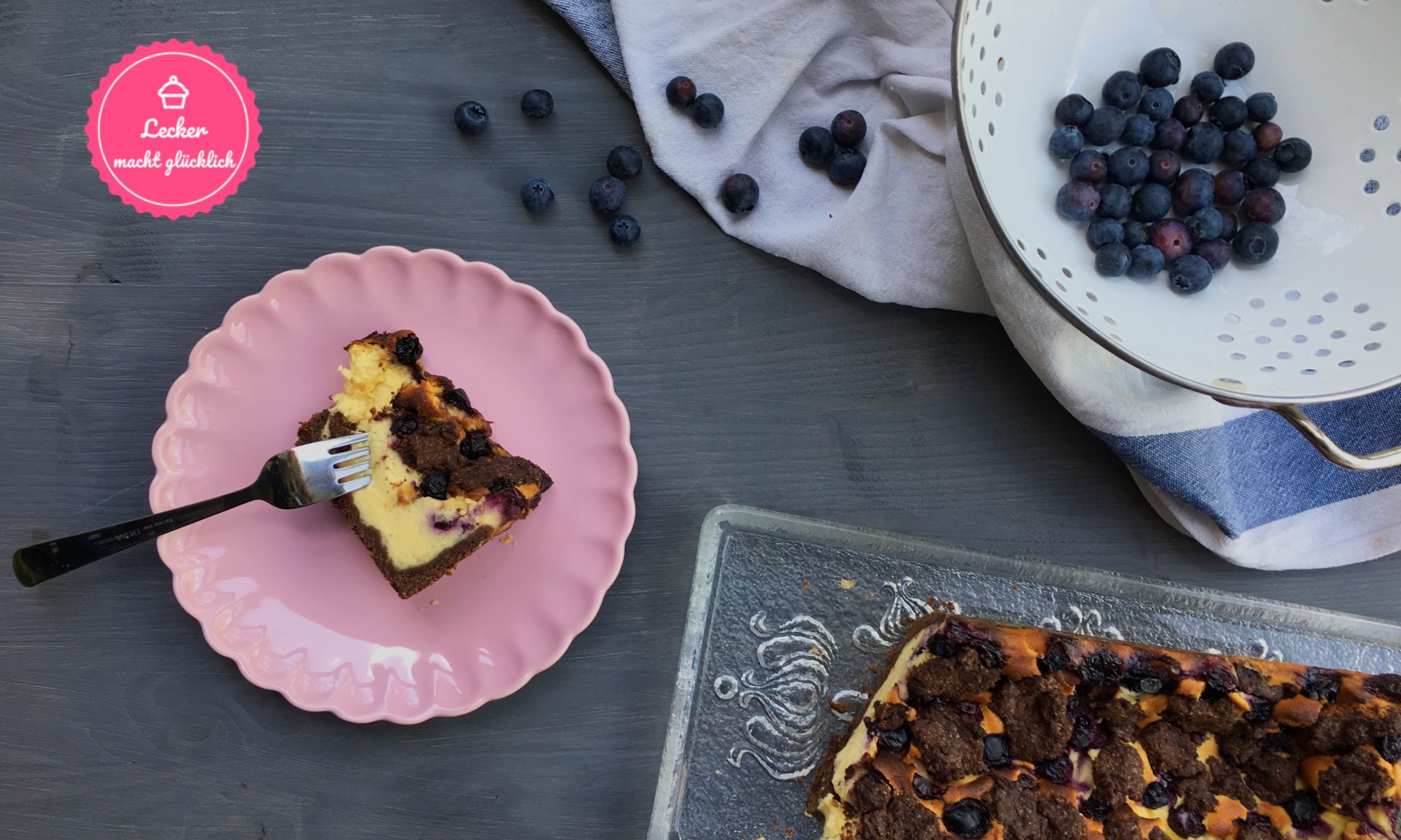 angeschnittener Kuchen und Heidelbeeren