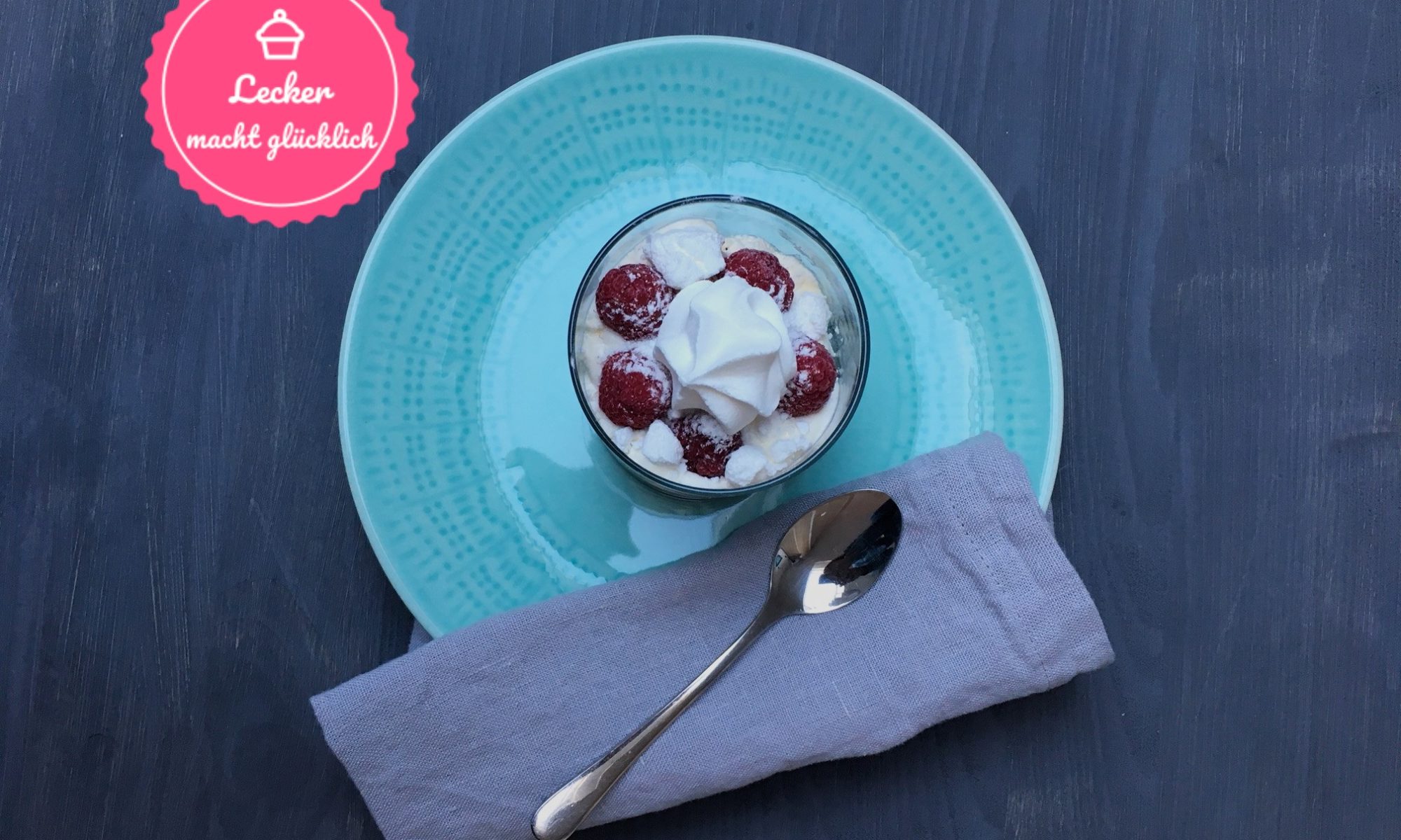 Dessert auf Teller mit Blick von oben